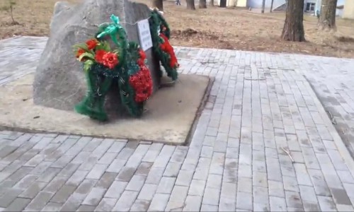 Накануне Дня Победы у памятника погибшим воинам в Чистых прудах брусчатка растаяла вместе со снегом