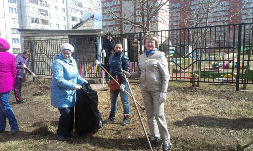 Работники «УЖХ» и «УК Октябрьского района Кирова» приняли участие в общегородских субботниках
