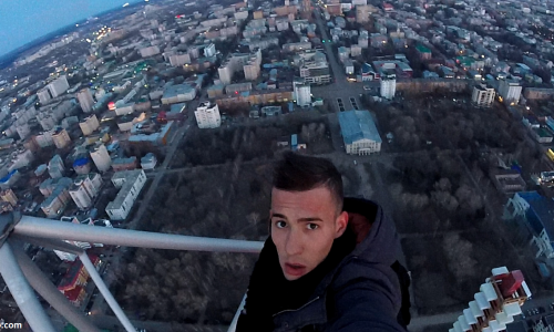 Петербургский руфер сделал селфи на 197-метровой кировской телебашне