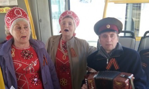 В Кирове две бабушки спели военные песни пассажирам в автобусе
