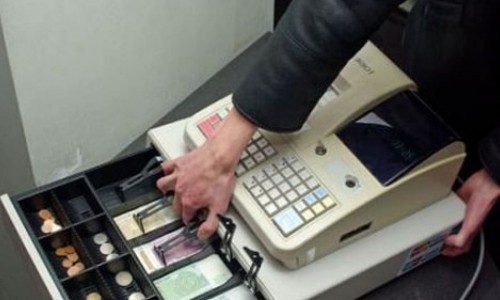 В Кировской области продавщица не испугалась налетчика с пистолетом и ударила его кассой по голове