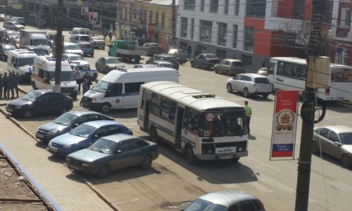 В Кирове в пассажирском автобусе обнаружили подозрительный предмет: пассажиров эвакуировали