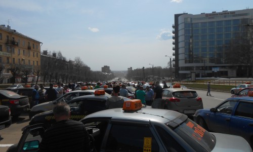 Видео: таксисты устроили акцию протеста в центре Кирова