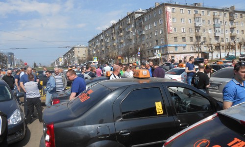 В Кирове митингующих таксистов уволили с работы