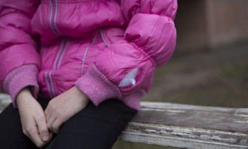 В Кировской области мать бросила дочерей, которые страдают психическим заболеванием и задержкой в развитии