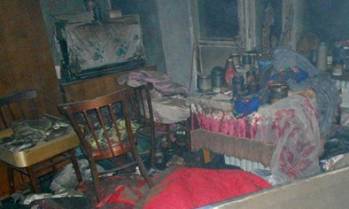 В Кировской области пожарные, открыв бензопилой дверь горящей квартиры, обнаружили труп