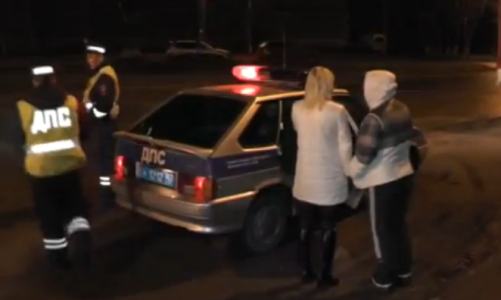 Видео: в Кирове задержали пьяную автоледи, которая уже была лишена водительских прав