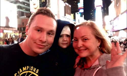 Звезда "Интернов" Светлана Пермякова вместе с кировским мужем и дочкой полетела отдыхать в Нью-Йорк