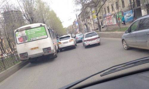 На Октябрьском проспекте столкнулись «Порше Кайен», «Тойота Лэнд Крузер» и автобус