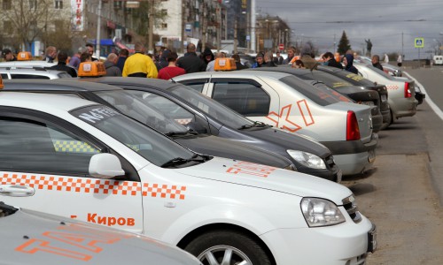 Кировские таксисты вновь собрались на Октябрьском проспекте, чтобы отстаивать свои права