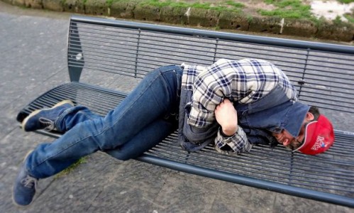 В Кировской области женщина «обчистила» спящего на улице мужчину