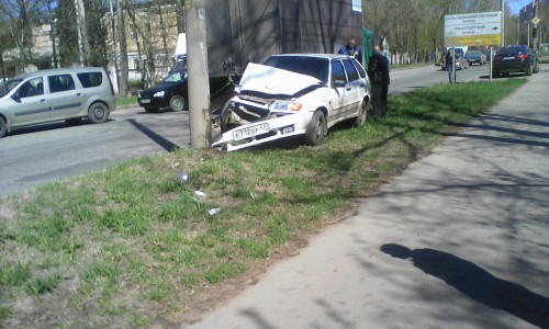 В Кирове на улице Ердякова «четырнадцатая» влетела в столб