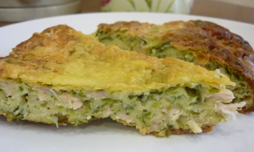 Нежный пирог с зеленым луком, курицей и сыром