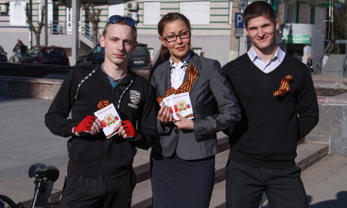 День Победы: кировчанам подарили Георгиевские ленточки и стихи военных лет