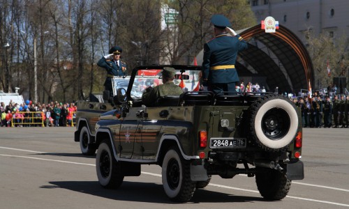 День Победы в Кирове: на Театральной площади прошел Парад Победы