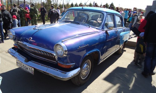 День Победы в Кирове: с площади Маршала Конева стартовал автопробег ретро-техники