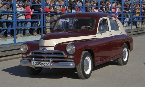 День Победы в Кирове: на стадионе "Родина" прошел парад ретро-автомобилей