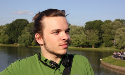 В День Победы кировчанин исполнил военные песни в парке Горького в Москве