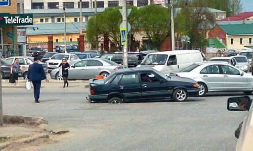 В Кирове машина провалилась в люк