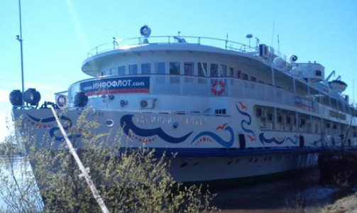 Железнодорожный мост в Гирсово не стал преградой для теплохода "Василия Чапаева"