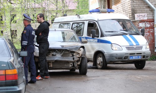 В центре Кирова задержали пьяного водителя на разбитой иномарке
