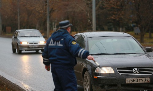 Вынесли приговор кировчанину, который прижал руку сотруднику ДПС и пнул его в живот