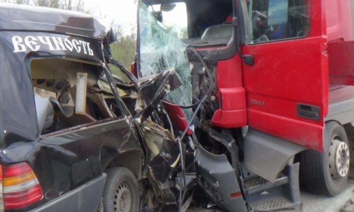 На пермской трассе столкнулись фура и катафалк: кировчанин погиб, уехав из крематория