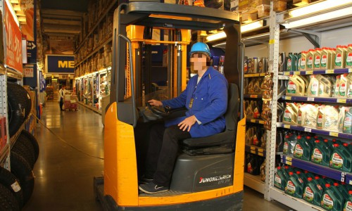 На территории торгового центра «МЕТРО» погрузчик сбил 5-летнего мальчика