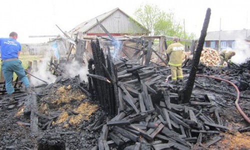 Сгорел дом семьи Кулаковых: мать с серьезными ожогами находится в больнице