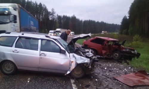 В Кировской области столкнулись «восьмерка» и «Лада-Приора»: четверо пострадавших