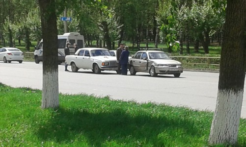 Очевидец: «На Ломоносова иномарка выехала на «встречку» и врезалась в отечественное авто»