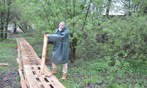 Кировчанин устал, что его двор тонет в грязи, и  сам построил пешеходную дорожку