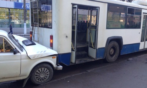 На Ленина "Нива" врезалась в троллейбус