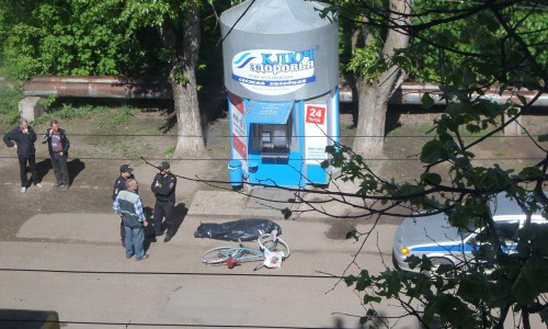 На улице в Кирове лежит тело мужчины, который умер на велосипеде
