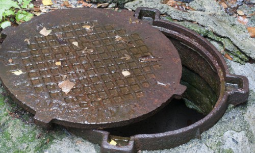 В Кирове в канализационном люке найден труп мужчины