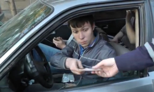 Видео: в Кирове задержали пьяного водителя, который развозил своих друзей по домам