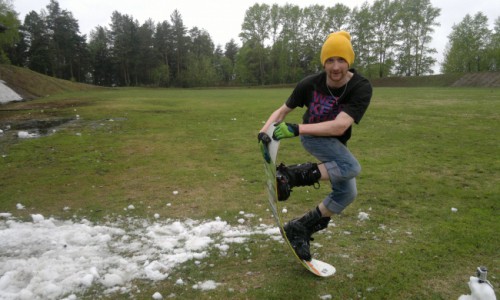 Кировчанин во время дождя и в + 15 нашел последний сугроб и прокатился на сноуборде