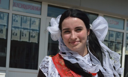 Выпускница на "Последнем звонке" в Кирове: "На подготовку к ЕГЭ ушло 365 часов"