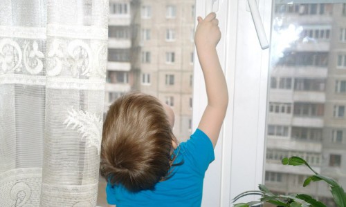 В Кирове снова дети выпадают из окон: зафиксировано уже два случая