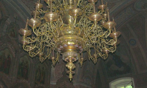 В Кировской области мужчина украл латунную люстру из храма