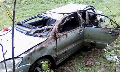 В Кировской области опрокинулась иномарка с пенсионером за рулем: травмированы двое