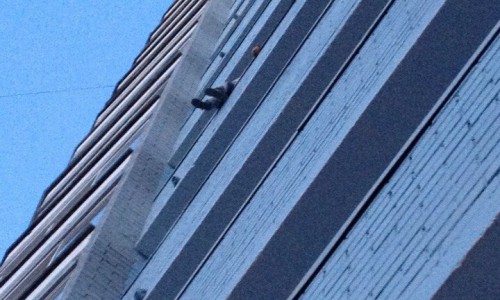 В Чистых прудах дети сидят на перилах балкона и гуляют по крыше высотки