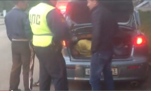 В Кирове пьяные мужчины возили в багажнике авто своего друга и обливали его пивом