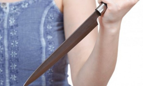 В Кировской области 17-летняя девушка напала на парня с ножом