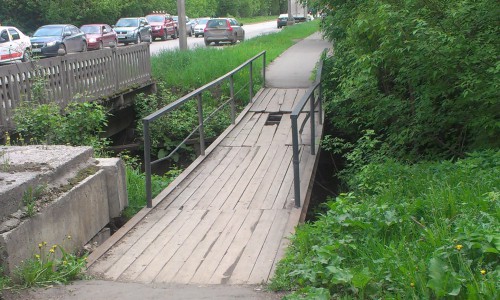 Кировчане жалуются на сломанный мост на улице Романа Ердякова