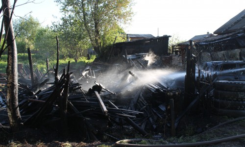 Видео: из-за искры в сарае в поселке Новом сгорели два автомобиля