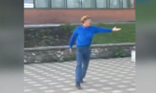 Видео: кировчанин "отжег", станцевав без музыки на Привокзальной площади