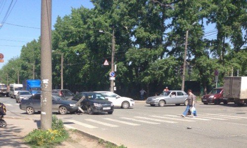 В Кирове на пешеходном переходе столкнулись два авто: "десятка" осталась без бампера