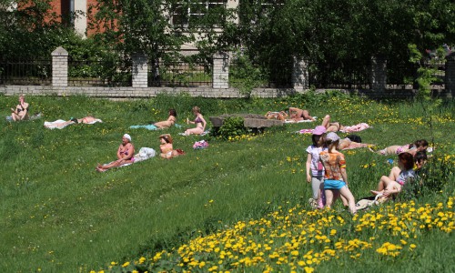 Фоторепортаж: кировчане открыли пляжный сезон в центре города и начали купаться в Вятке