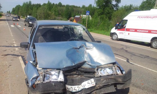 ДТП в Кирове: от удара капот "восьмерки" смялся в гармошку